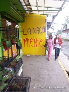 "La Nacion miente" - graffiti in San Jose