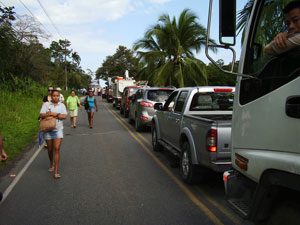long line of vehicles in puerto viejo