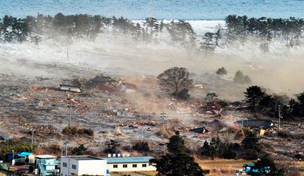 tsunami wave hits Japan