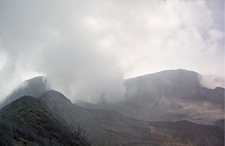 Turrialba volcano becomes increasingly dangerous within 2 kilometers, says volcanologist