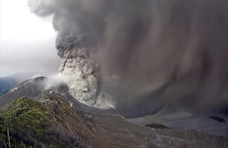 Turrialba Volcano erupts and launches ash 1km high