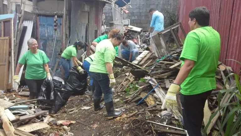 Women from Leon XIII Clean Up Their Community