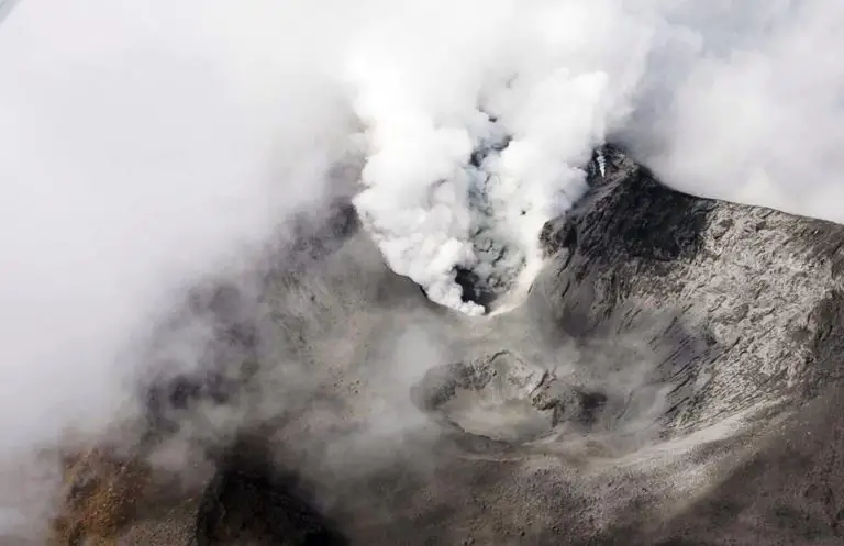 Costa Rican Scientists Discover 15 Meter Molten Crack in the Turrialba Volcano Crater