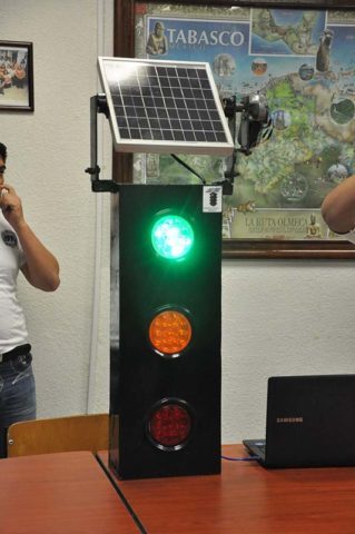 Solar panel built-in traffic light