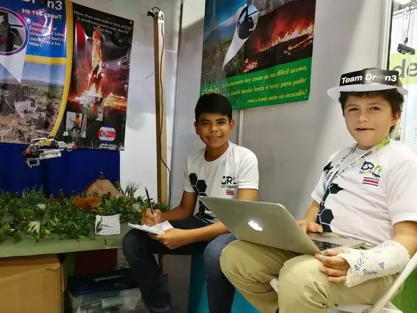 Carlos Manuel Navarro (12 years old) and José Daniel Chavez (13 years old) developed the prototype of a drone that allows forest fires to be monitored