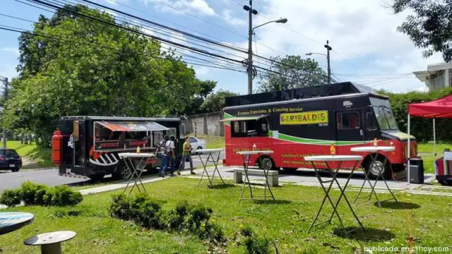 Food trucks are always a good choice for foodies.