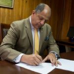 President Solís signing Decree.