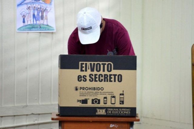 Costa Rican voters participated in a 1st round to elect their new president.