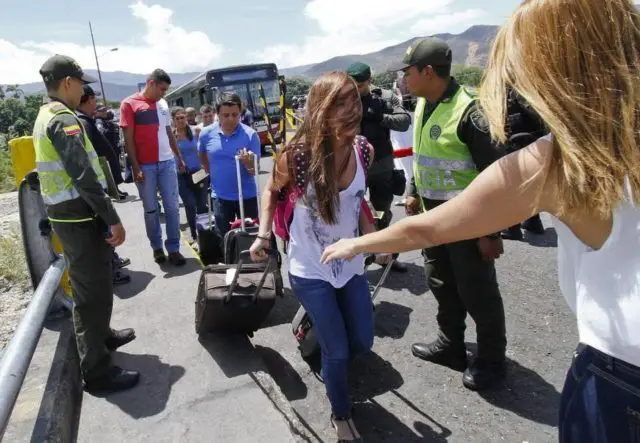 Hundred of thousands Venezuelan try desperately to cross out the border towards Colombia, looking for food and medicines.