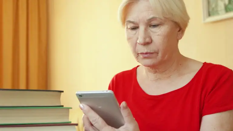 Older Adults Learn English at the UTN through Apps