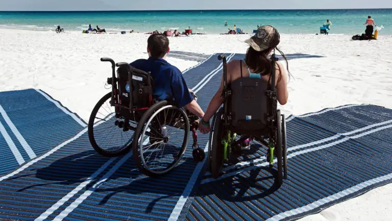 Ramp Made with Recycled Plastic Will Allow People with Disabilities to Get to the Sea, in Jacó