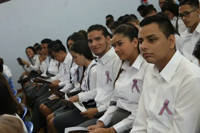 200 Residents of Limón Receive Scholarship to Learn English Thanks to the “Alliance for Bilingualism” Program
