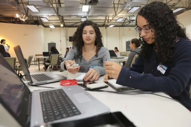 FOD and the United States Embassy Seek to Bring Young Women to Science and Technology