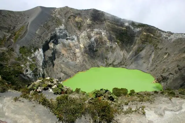 full-irazu-volcano-crater