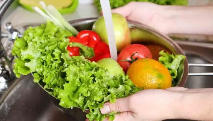 Wash Fruits and Vegetables Well to Avoid Contagion of COVID-19