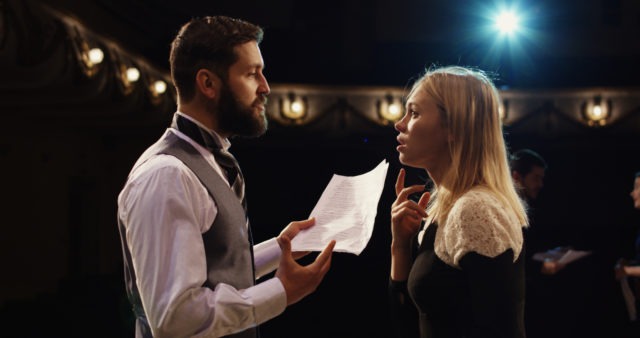 chico y chica conversando en un teatro