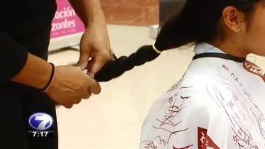More than 400 Ticas donated their hair to a foundation that fights Breast Cancer