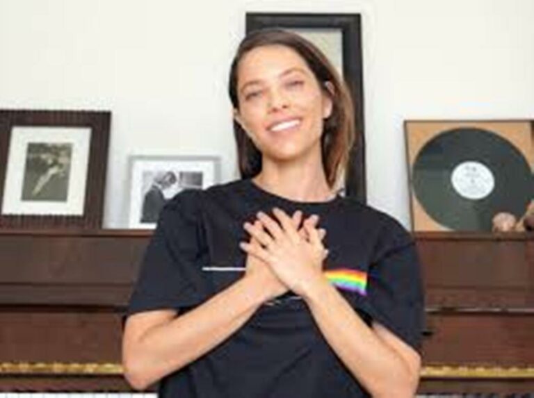 Debi Nova: “Supporting a Female Entrepreneur Brings an Entire Community Forward”