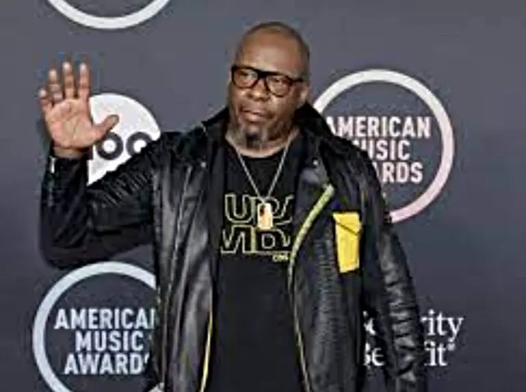 Bobby Brown at the American Music Awards Wore a Shirt with “Pura Vida Costa Rica” On It