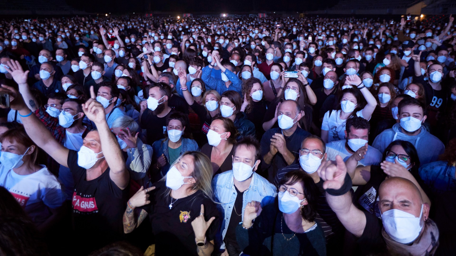 Зрители пришедшие на концерт. Зрители на концерте. Люди на концерте. Люди в масках на концерте. Толпа 500 человек.