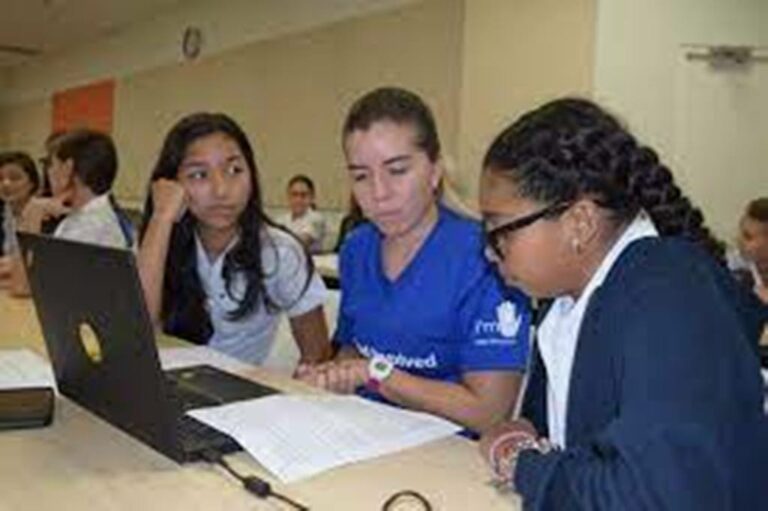 Campaign in Costa Rica Seeks to Increase the Interest of Girls and Young Women in Science and Technology