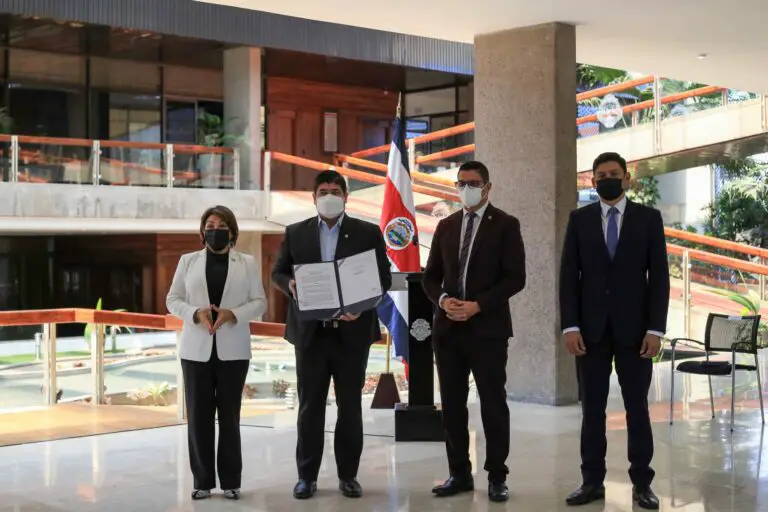 Decree is Signed That Allows Costa Rica to Obtain Sanitary Operating Permits in One Day