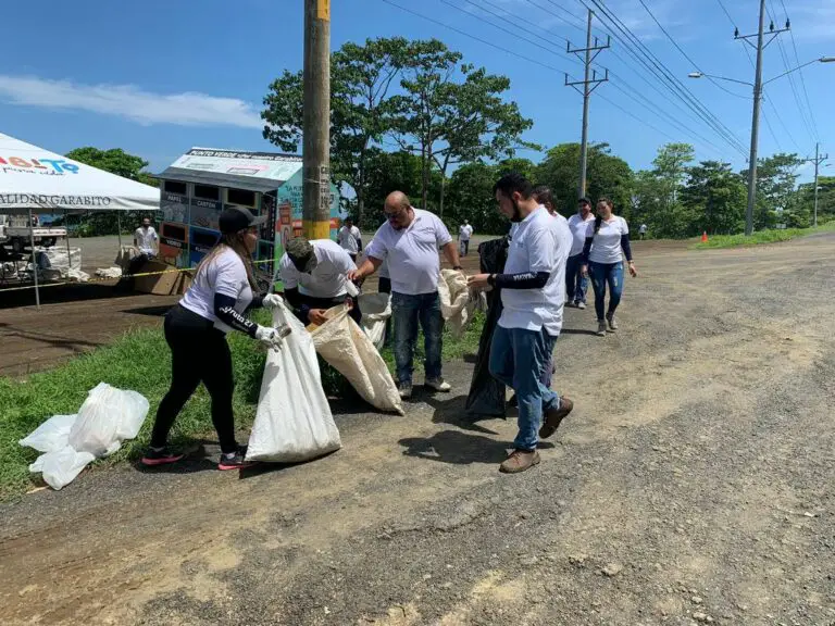 Thirty Volunteers Removed 230 Kilos of Garbage from Roca Loca Beach In Jacó