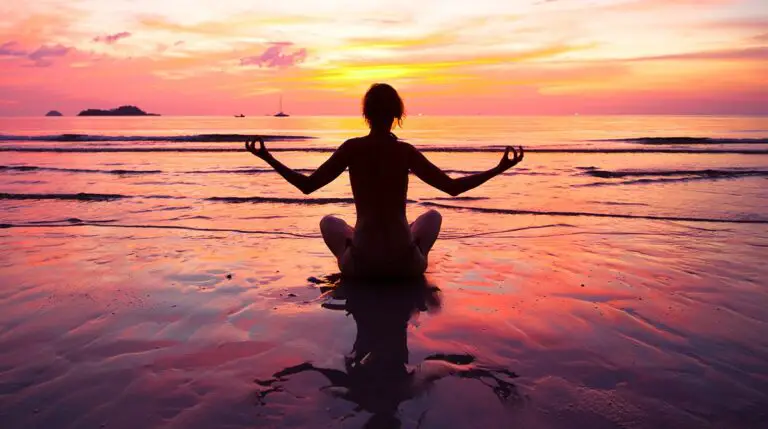 How to Meditate On the Beach to Detoxify Your Mind