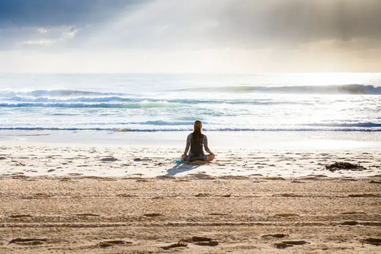 How To Meditate On the Beach to Detoxify Your Mind