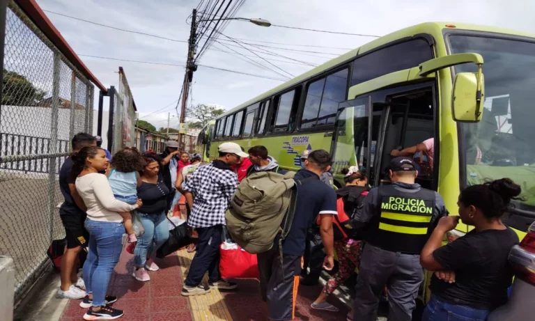 Costa Rican Migration Puts Buses for Venezuelans