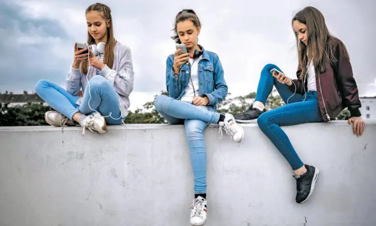 We Must Control the Excessive Use of Cell Phones in Adolescents