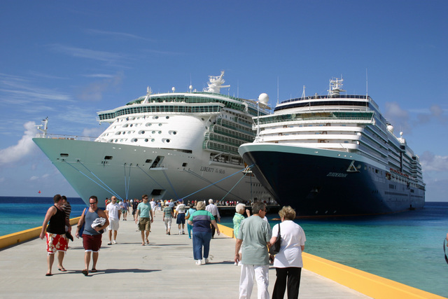 Ultra-Luxury Cruise Travels Through the Costa Rican Pacific
