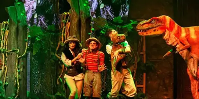 Musical with Large Dinosaurs Will Delight the Costa Rican Public