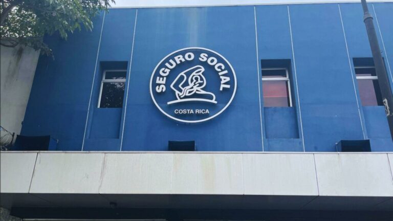 Resignation of National Health Specialists Would Allow Bringing Foreign Doctors to Costa Rica