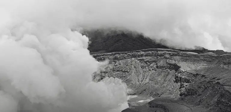 Poás Volcano Continues Erupting with Light Ash Emissions and Low Seismic Activity