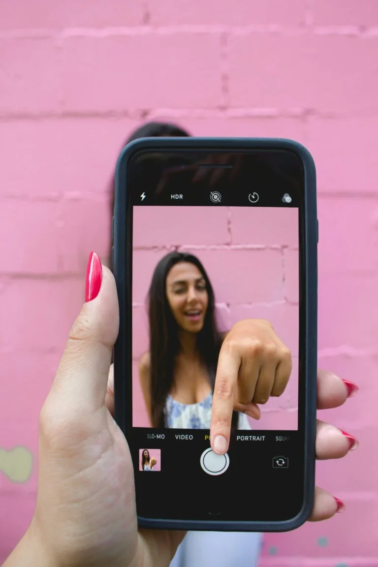 Safe Practices to Consider When Posting Photos on Social Networks