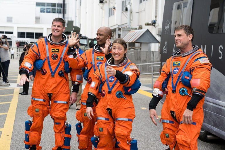 Why Won’t The Artemis II Astronauts Set Foot On The Moon As They Did During The Apollo Missions, Despite The Enormous Technological Advances Of The Past 50 Years?