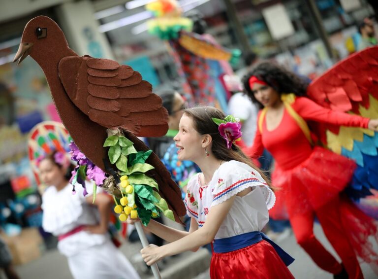 Patriotic Celebration: Students Filled the Streets of San José with Music and Color for the 205th Anniversary of Independence
